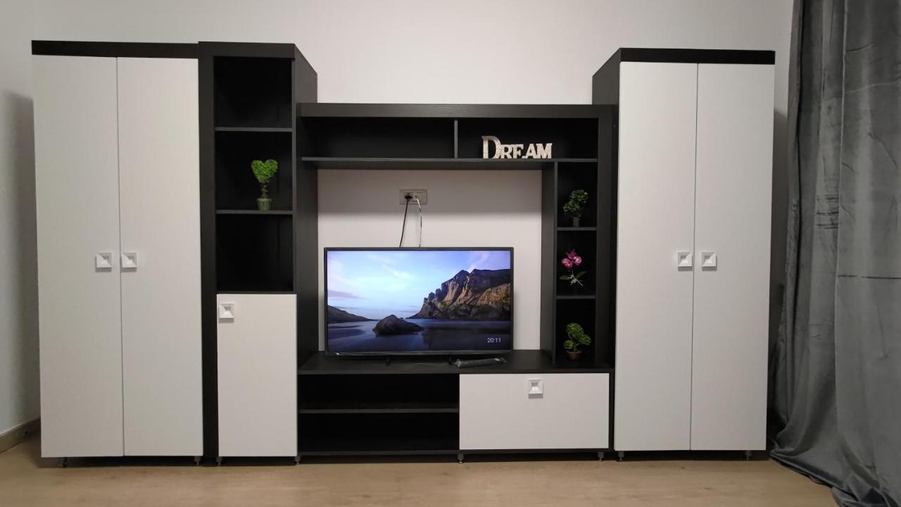 Garsoniera 30Mp Chrysflatty1 - Free Netflix Appartement Arad Buitenkant foto